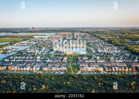 Modernes Vorstadtgebiet Noorderplassen in Almere, Niederlande, am Flevoland Polder gelegen, in der Nähe der Natur und dem Nieuwe Land Nationalpark. Antenne Stockfoto