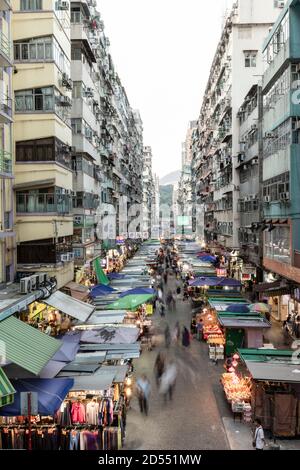 Nachtszenen in den belebten Märkten von Hongkong, in Kowloon. Stockfoto