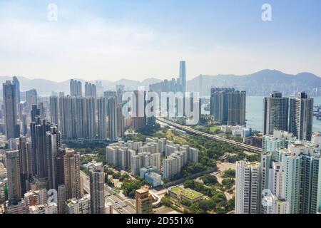 Luftaufnahme mit Blick auf Mong Kok in Richtung TST und Hong Kong Island an einem klaren sonnigen Tag. Stockfoto