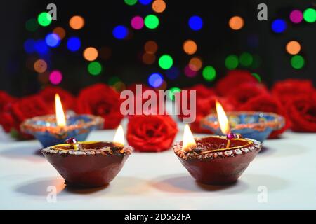 Diwali Dekoration mit bunten Öllampen und Blumen Hintergrund Stockfoto