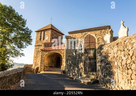 Usson, Frankreich. Die Kirche von Saint Maurice, ein romanischer Tempel in der Auvergne Stockfoto