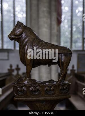 SWAFFHAM, VEREINIGTES KÖNIGREICH - 06. Aug 2019: Eine Stierholzschnitzerei am Ende der Kirchenbänke in der Kirche St. Peter & St. Paul in Swaffham, Norfolk. Stockfoto