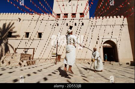 Traditioneller omanischer Schwerttanz in Nizwa Fort, Oman. Stockfoto