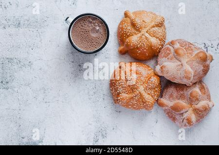 Pan de Muerto und heiße Schokolade, mexikanisches Brot traditionell für den Tag der Toten in Mexiko Stockfoto