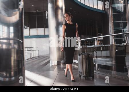 Selbstbewusste junge Frau mit einer Geschäftsreise Stockfoto