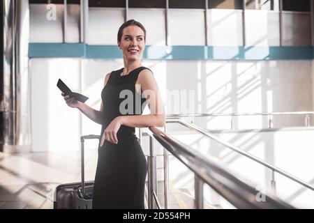 Elegante Frau, die sich auf einen Zug vorbereitet Stockfoto