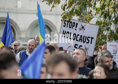 Bukarest, Rumänien - 10. Oktober 2020: Während einer politischen Kundgebung zeigen die Menschen Anti-5G-Botschaften. Stockfoto