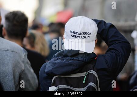 Bukarest, Rumänien - 10. Oktober 2020: Der Mann trägt Make America Great Again Cap während einer politischen Kundgebung. Stockfoto