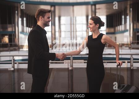 Geschäftspartner treffen sich am Flughafen Stockfoto