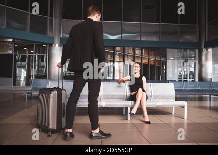 Geschäftspartner treffen sich am Flughafen Stockfoto