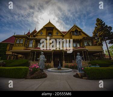 Außenfotos des Winchester House in San Jose, Kalifornien. Eines der berühmtesten Haunted Houses der Welt Stockfoto