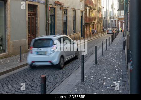 PORTUGAL, PORTO - 5. SEPTEMBER: Porto ist die zweitgrößte Stadt Portugals. Blick auf die schmale Hügelstraße am 5. September 2016, Porto, Portugal. Stockfoto