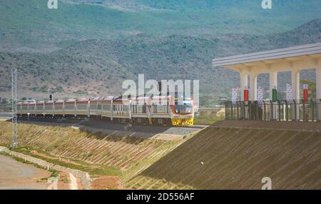 Nairobi, 16. Okt. Oktober 2020. Ein Zug kommt am 16. Oktober 2019 am Bahnhof Maai Mahiu der Nairobi-Naivasha Standard Gauge Railway (SGR) in Kenia an. UM MIT DEN XINHUA SCHLAGZEILEN VON OCT ZU GEHEN. 13, 2020. Kredit: Li Yan/Xinhua/Alamy Live Nachrichten Stockfoto