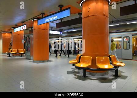 Passagiere, die einen U-Bahn-Zug an der Metrostation Brussels Midi, Belgien, verlassen Stockfoto