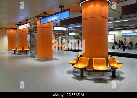 Ein U-Bahn-Zug fährt am Brüsseler Bahnhof Midi in Belgien an Stockfoto