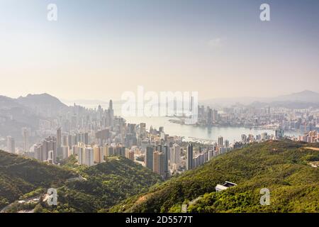 Blick über die Skyline von Hongkong vom Jardines Lookout, in der Nähe von Mt Butler auf Hong Kong Island. Stockfoto
