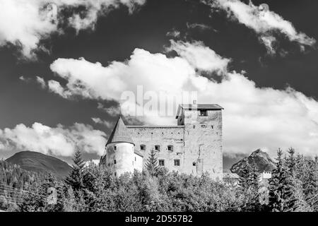 Schwarz-Weiß Ansicht des alten Schlosses Naudersberg im österreichischen Tirol, nahe der Grenze zu Italien, Nauders, Österreich Stockfoto