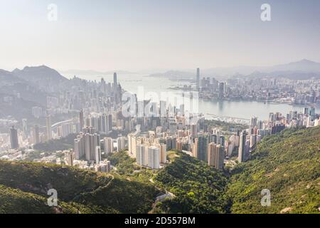 Blick über die Skyline von Hongkong vom Jardines Lookout, in der Nähe von Mt Butler auf Hong Kong Island. Stockfoto