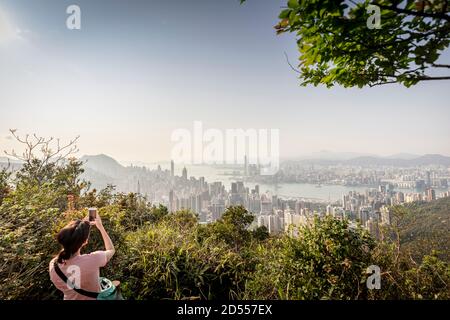 Blick über die Skyline von Hongkong vom Jardines Lookout, in der Nähe von Mt Butler auf Hong Kong Island. Stockfoto
