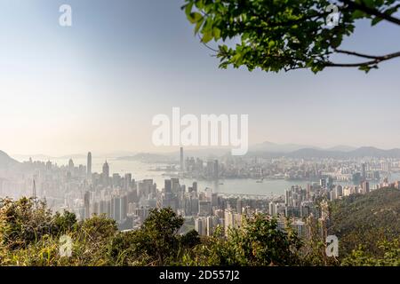 Blick über die Skyline von Hongkong vom Jardines Lookout, in der Nähe von Mt Butler auf Hong Kong Island. Stockfoto