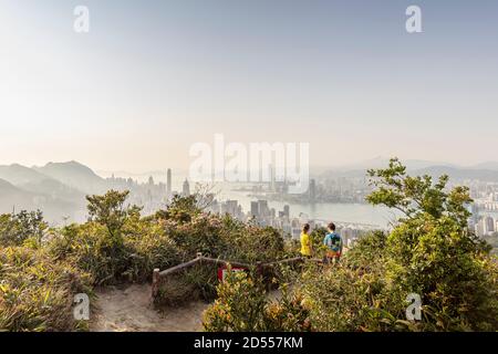 Blick über die Skyline von Hongkong vom Jardines Lookout, in der Nähe von Mt Butler auf Hong Kong Island. Stockfoto