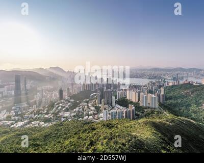 Blick über die Skyline von Hongkong vom Jardines Lookout, in der Nähe von Mt Butler auf Hong Kong Island. Stockfoto