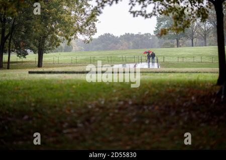 Washington, USA. Oktober 2020. Am 12. Oktober 2020 besuchen die Leute die National Mall in Washington, DC, USA. COVID-19 Fälle in den Vereinigten Staaten beliefen sich auf 7,802,281 mit 214,045 Todesfällen ab 19:24 Uhr Ortszeit (2324 GMT) am Montag, nach dem Center for Systems Science and Engineering (CSSE) an der Johns Hopkins University. Kredit: Ting Shen/Xinhua/Alamy Live Nachrichten Stockfoto