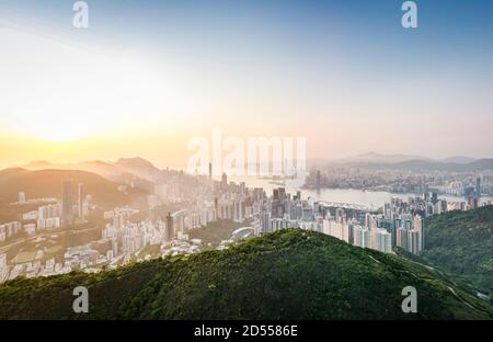 Blick über die Skyline von Hongkong vom Jardines Lookout, in der Nähe von Mt Butler auf Hong Kong Island. Stockfoto