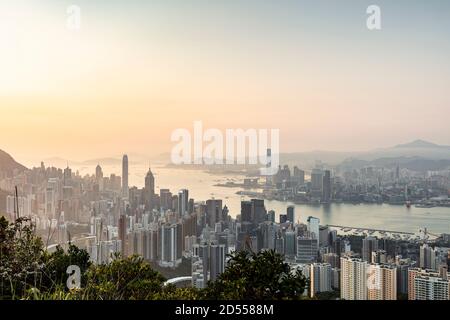 Blick über die Skyline von Hongkong vom Jardines Lookout, in der Nähe von Mt Butler auf Hong Kong Island. Stockfoto