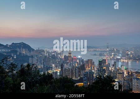 Blick über die Skyline von Hongkong vom Jardines Lookout, in der Nähe von Mt Butler auf Hong Kong Island. Stockfoto