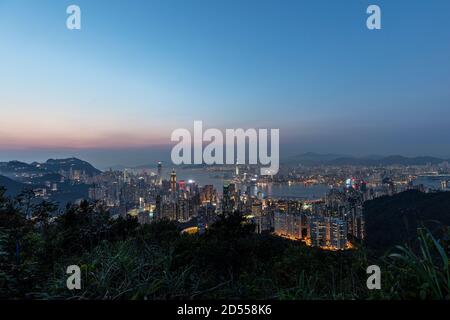 Blick über die Skyline von Hongkong vom Jardines Lookout, in der Nähe von Mt Butler auf Hong Kong Island. Stockfoto