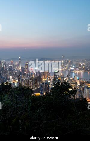 Blick über die Skyline von Hongkong vom Jardines Lookout, in der Nähe von Mt Butler auf Hong Kong Island. Stockfoto