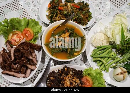 Nahaufnahme Süße Blattsuppe (Stachelbeere) Mit gebratenem Fisch, gebratenem Schweinefleisch und Larb (Würziger Schweinesalat) und braten Sie Katurai-Chili an Stockfoto