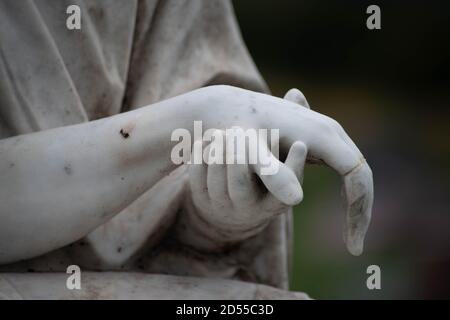 Steingemeißelte Hände von Jesus und Maria in einem viktorianischen Friedhof Stockfoto