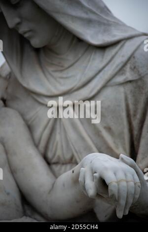 Stein Friedhof Statue, Maria hält Jesus die Hand. Stockfoto