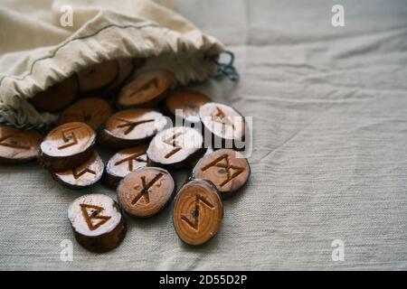 Handgefertigte Runen aus Holz in einem Leinenbeutel Stockfoto