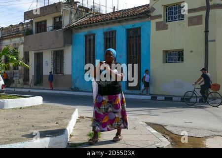 SANTA CLARA, KUBA - 28. Apr 2018: Santa Clara, Villa Clara / Kuba - 27 2018. April: Schwarze Frau mit einem hellblauen Kopftuch und farbigem Rock ist Walkin Stockfoto