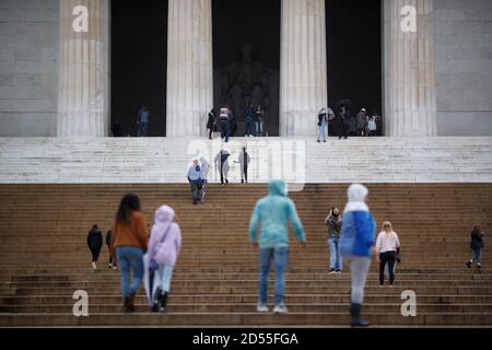 Washington, USA. Oktober 2020. Am 12. Oktober 2020 besuchen die Menschen das Lincoln Memorial in Washington, DC, USA. COVID-19 Fälle in den Vereinigten Staaten beliefen sich auf 7,802,281 mit 214,045 Todesfällen ab 19:24 Uhr Ortszeit (2324 GMT) am Montag, nach dem Center for Systems Science and Engineering (CSSE) an der Johns Hopkins University. Kredit: Ting Shen/Xinhua/Alamy Live Nachrichten Stockfoto