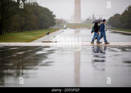 Washington, USA. Oktober 2020. Am 12. Oktober 2020 besuchen die Leute die National Mall in Washington, DC, USA. COVID-19 Fälle in den Vereinigten Staaten beliefen sich auf 7,802,281 mit 214,045 Todesfällen ab 19:24 Uhr Ortszeit (2324 GMT) am Montag, nach dem Center for Systems Science and Engineering (CSSE) an der Johns Hopkins University. Kredit: Ting Shen/Xinhua/Alamy Live Nachrichten Stockfoto