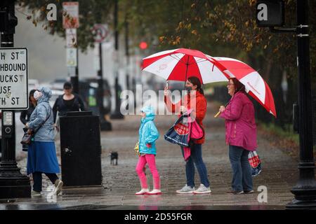 Washington, USA. Oktober 2020. Am 12. Oktober 2020 besuchen die Leute die National Mall in Washington, DC, USA. COVID-19 Fälle in den Vereinigten Staaten beliefen sich auf 7,802,281 mit 214,045 Todesfällen ab 19:24 Uhr Ortszeit (2324 GMT) am Montag, nach dem Center for Systems Science and Engineering (CSSE) an der Johns Hopkins University. Kredit: Ting Shen/Xinhua/Alamy Live Nachrichten Stockfoto