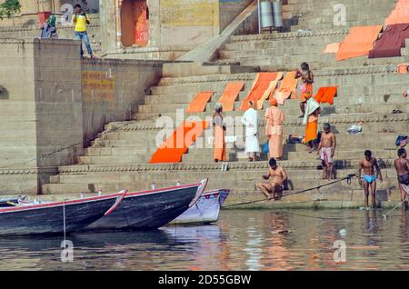 varanasi uttar pradesh indien am 3. märz 2017: Ein paar Heilige baden mit den Einheimischen in Varanasi Ganga Ghat. Stockfoto