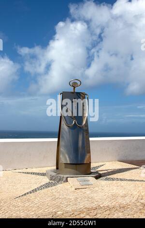 Cabo Sao Vicente, Sagres, Portugal, 18. September 2020. Denkmal für St. Vincent de Saragossa, ein Schutzpatron der Seeleute auf dem Gelände des Leuchtturms. Stockfoto