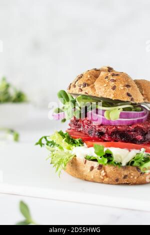 Veganer Burger mit Rote Beete und Micro Greens auf weißem Hintergrund. Gesunde Ernährung Fast Food. Stockfoto