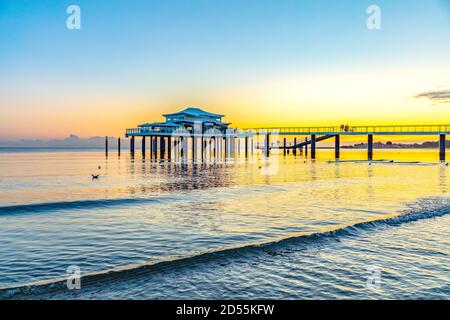 Deutschland, Schleswig-Holstein, Ostseeküste. Sommengang am Timmendorfer Strand. Blick zur Seeschlösschenbrücke. Stockfoto