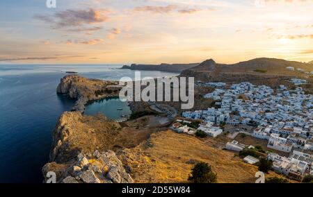 Blick auf Lindos Dorf und Mittelmeer von der Akropolis von Lindos .Rhodos, Griechenland. Stockfoto