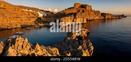 Festung und Akropolis von Lindos von den Felsen über St. Paul´s Bucht gesehen.Rhodos, Griechenland. Stockfoto