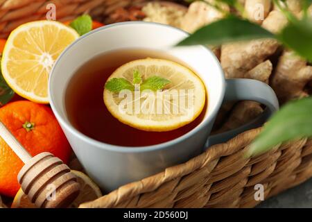 Korb mit Ingwer, Orange, Zitrone und Tee Stockfoto