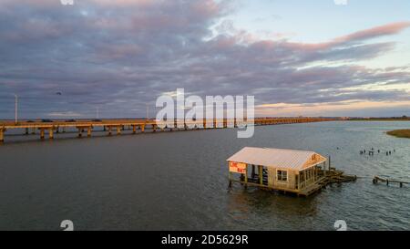 Lebende Köderhütte auf dem Mobile Bay Causeway Stockfoto