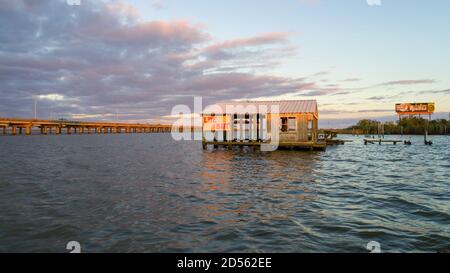 Lebende Köderhütte auf dem Mobile Bay Causeway Stockfoto