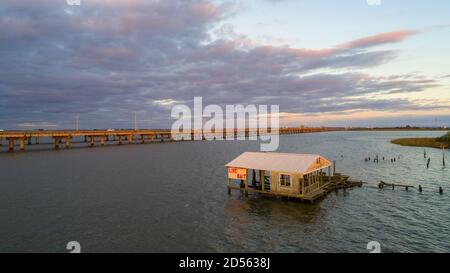 Lebende Köderhütte auf dem Mobile Bay Causeway Stockfoto